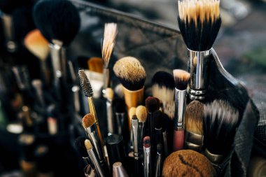 Düğün günü ve mutlu etkinlikler için iş fırçaları makyaj.