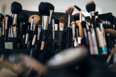 Düğün günü ve mutlu etkinlikler için iş fırçaları makyaj.