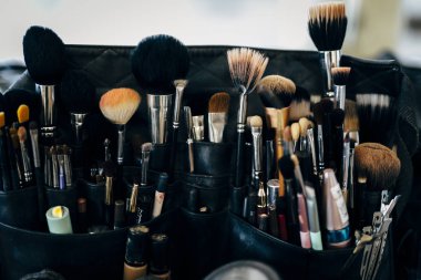 Düğün günü ve mutlu etkinlikler için iş fırçaları makyaj.