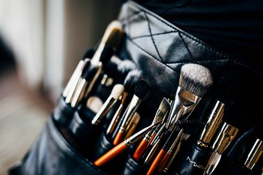 Düğün günü ve mutlu etkinlikler için iş fırçaları makyaj.