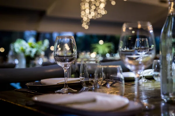 Luxuriöse Tischdekoration und Dekoration. — Stockfoto