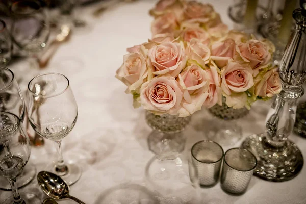 Luksusowe ustawienia stołu i dekoracji. — Zdjęcie stockowe