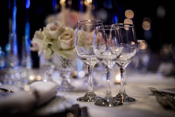 Ajustes de mesa de lujo y decoración . — Foto de Stock