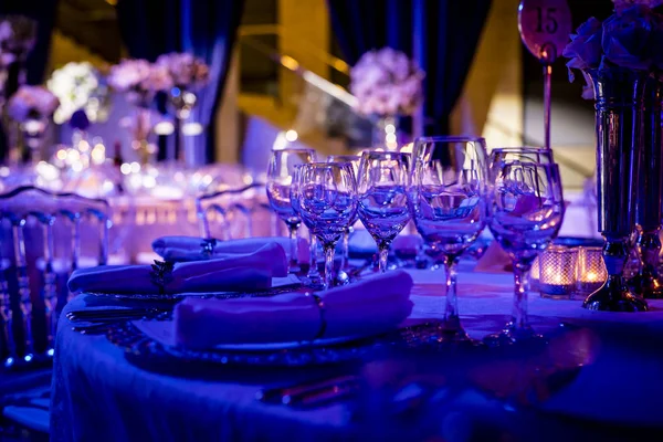 Ajustes de mesa de lujo y decoración . — Foto de Stock