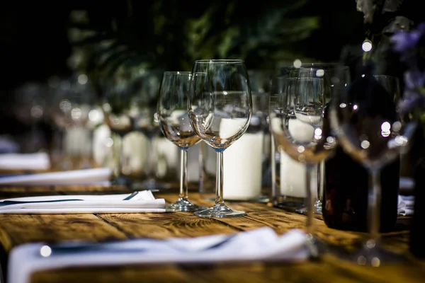 Ajustes de mesa de lujo y decoración . —  Fotos de Stock