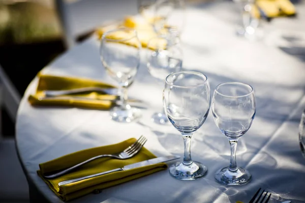 Lüks masa ayarları ve dekorasyon. 