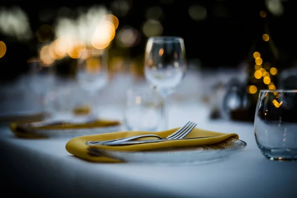 Luxuriöse Tischdekoration und Dekoration. — Stockfoto