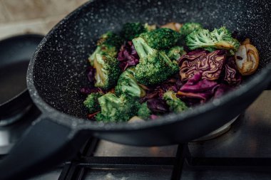 Taze brokoli ve mor lahana buğulanmış ve Asya baharatlarıyla servis edilmiş. Sağlıklı vegan tarifi.