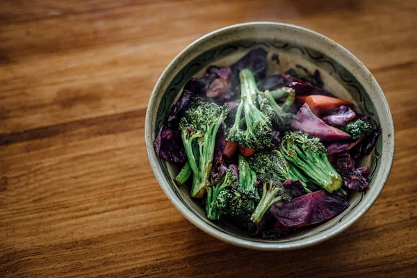 Taze Brokoli Mor Lahana Buğulanmış Asya Baharatlarıyla Servis Edilmiş Sağlıklı — Stok fotoğraf
