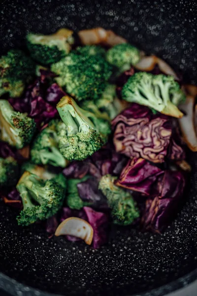 Taze Brokoli Mor Lahana Buğulanmış Asya Baharatlarıyla Servis Edilmiş Sağlıklı — Stok fotoğraf