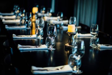 Şatafatlı yemek masaları ve cam eşyalar, güzel bulanık arka plan. Etkinlikler, düğünler için. Düğünler, doğum günleri ve kutlamalar için aksesuarlar. Düğün, restoran.,