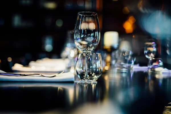 Ajustes Mesa Lujo Para Una Buena Cena Con Cristalería Hermoso — Foto de Stock