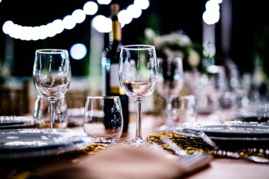 Şatafatlı yemek masaları ve cam eşyalar, güzel bulanık arka plan. Etkinlikler, düğünler için. Düğünler, doğum günleri ve kutlamalar için aksesuarlar. Düğün, restoran, xmas 2020, 2021