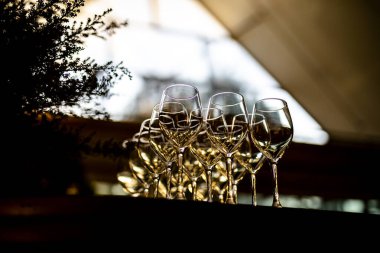 Şatafatlı yemek masaları ve cam eşyalar, güzel bulanık arka plan. Etkinlikler, düğünler için. Düğünler, doğum günleri ve kutlamalar için aksesuarlar. Düğün, restoran, xmas 2020, 2021