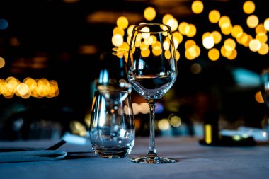 Şatafatlı yemek masaları ve cam eşyalar, güzel bulanık arka plan. Etkinlikler, düğünler için. Düğünler, doğum günleri ve kutlamalar için aksesuarlar. Düğün, restoran, xmas 2020, 2021