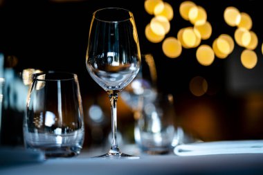 Şatafatlı yemek masaları ve cam eşyalar, güzel bulanık arka plan. Etkinlikler, düğünler için. Düğünler, doğum günleri ve kutlamalar için aksesuarlar. Düğün, restoran, xmas 2020, 2021