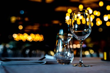 Şatafatlı yemek masaları ve cam eşyalar, güzel bulanık arka plan. Etkinlikler, düğünler için. Düğünler, doğum günleri ve kutlamalar için aksesuarlar. Düğün, restoran, xmas 2020, 2021