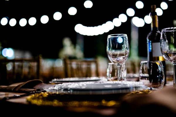 Ajustes Mesa Lujo Para Una Buena Cena Con Cristalería Hermoso — Foto de Stock