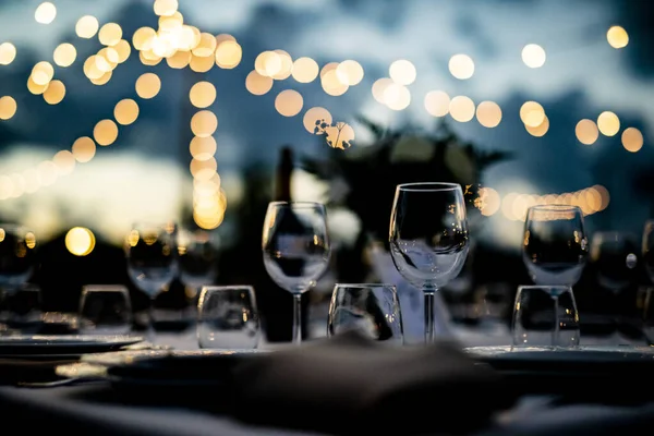 Ajustes Mesa Lujo Para Una Buena Cena Con Cristalería Hermoso — Foto de Stock