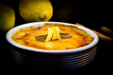 Yanık kremi, Crema Catalana veya Trinity krem, olduğunu bir tatlı sert karamel zıt bir tabaka ile tepesinde bir zengin muhallebi Bankası oluşan