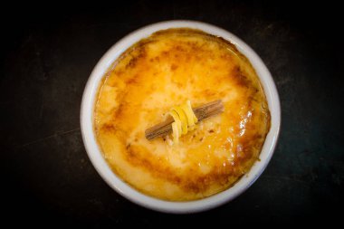 Yanmış Crem, Trinity krem veya Crema Catalana zıt zor karamel tabakası ile tepesinde bir zengin muhallebi Bankası oluşan bir tatlı olduğunu