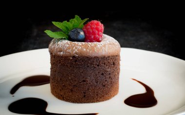 Meyve ve siyah Vintage adam üzerine pudra şekeri ile dekore edilmiş Chocolate_Molten_Lava_Cake