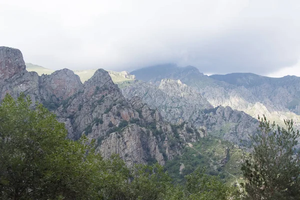 Spanyolország Pyrenees sziklás-hegységben fekvő Nuria völgyben a terepen a Katalónia — Stock Fotó