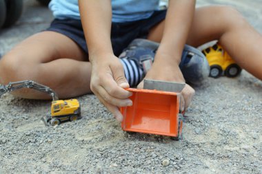 İnşaat Kamyonu, Ekskavatör Oyuncakları ile Oynayan Close-Up Boy