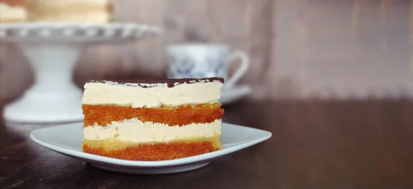 Pezzo di torta pronto a mangiare servito con una tazza di caffè o tè AGA — Foto Stock