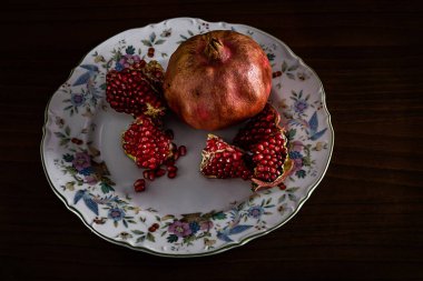 Nar tatlı plaka üzerinde