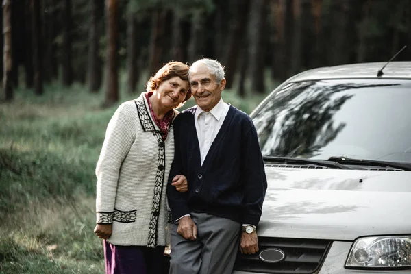 Ancianos Pareja Amorosa Con Coche — Foto de Stock