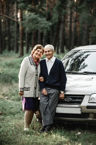 Ancianos Pareja Amorosa Con Coche — Foto de Stock