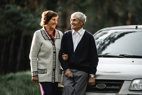 Ancianos Pareja Amorosa Con Coche — Foto de Stock