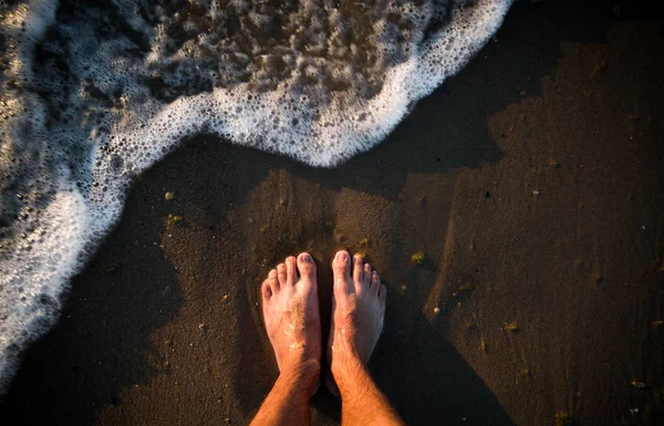 Füße Goldenen Sandstrand Urlaubskonzept — Stockfoto