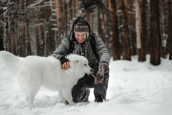 People Playing Funny Dog Winter Forest — Zdjęcie stockowe