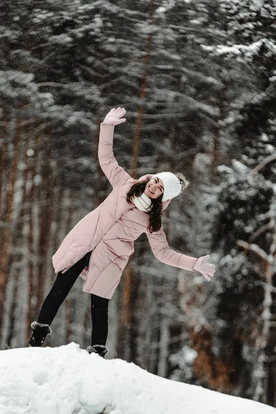 Bella Ragazza Gioca Con Neve Che Cade Nella Foresta Invernale — Foto Stock