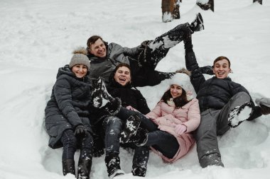 Mutlu arkadaş ile park karda oynarken winterwear. Ukrayna 2019