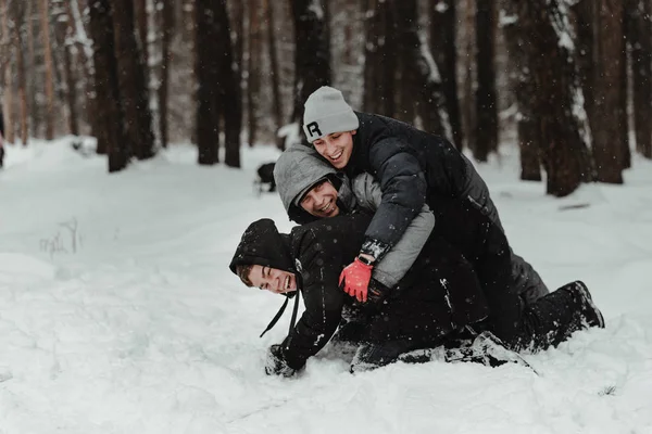 Szczęśliwy Przyjaciół Winterwear Bawi Się Śnieg Parku 2019 Ukraina — Zdjęcie stockowe