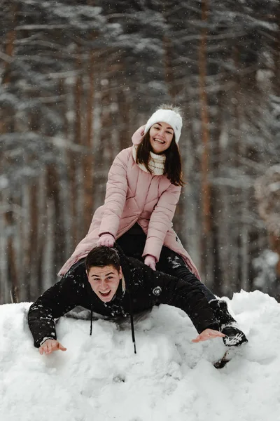 Szczęśliwy Przyjaciół Winterwear Bawi Się Śnieg Parku 2019 Ukraina — Zdjęcie stockowe