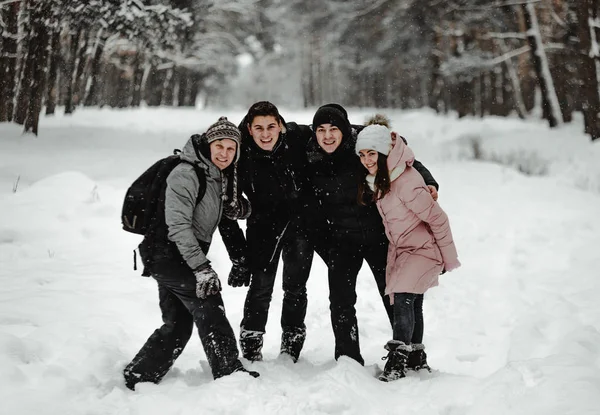 Amici Felici Inverno Che Giocano Con Neve Nel Parco Ucraina — Foto Stock