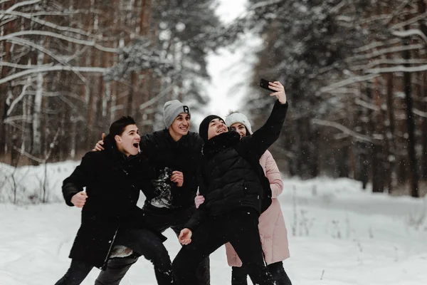 Szczęśliwy Przyjaciół Winterwear Bawi Się Śnieg Parku 2019 Ukraina — Zdjęcie stockowe