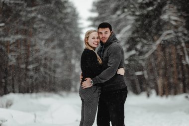 Kış giysileri açık havada ormanda yürüyüş güzel mutlu çift