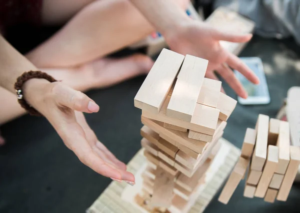  Arkadaşlar evde bir oyun oynuyor