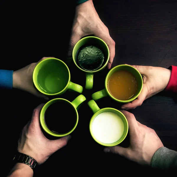 İçme arkadaş grubu tee - tezahürat ve üst görünüm noktası ile kızartma elleriyle - sosyal toplama kavramı kadın ve erkek - 