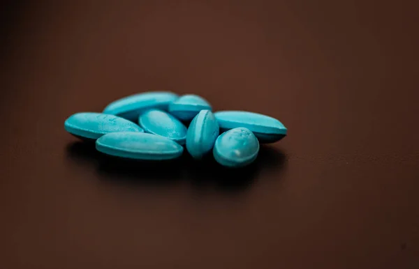 Różne Tabletki Leku Farmaceutycznego Ciemnym Tle — Zdjęcie stockowe