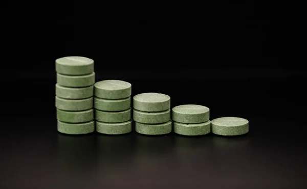 Uma Pilha Comprimidos Num Fundo Azul Gráfico Crescimento Feito Pílulas — Fotografia de Stock