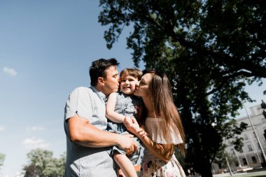 Gülümseyen mutlu aile ve genç komik kız. Aile kavramı.  