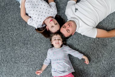 Gülümseyen mutlu aile ve genç komik kız. Aile kavramı.  