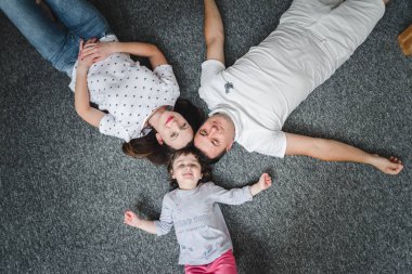 Gülümseyen mutlu aile ve genç komik kız. Aile kavramı.  
