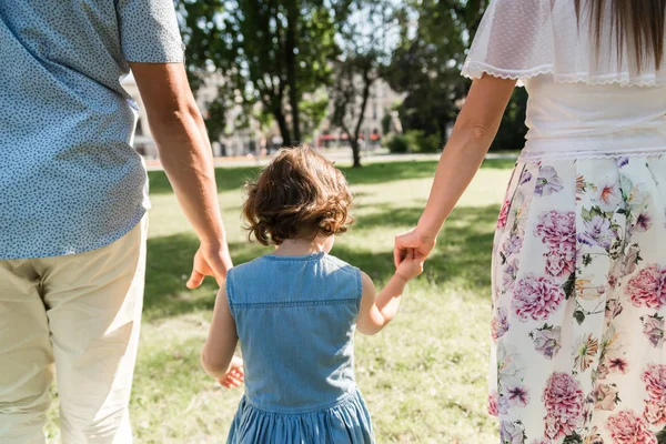 Gülümseyen mutlu aile ve genç komik kız. Aile kavramı.  
